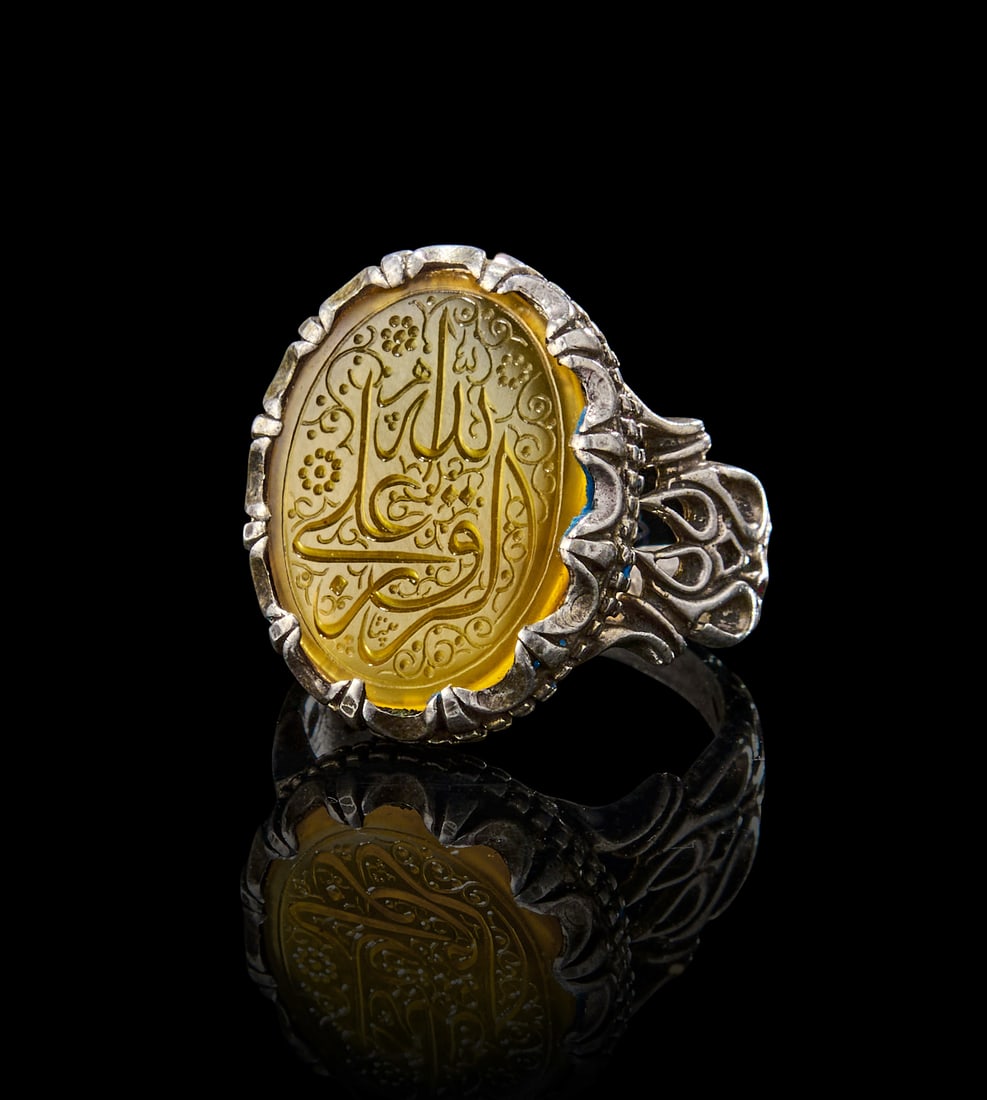 AN INSCRIBED ISLAMIC AGATE IN A SILVER RING (1 of 4)