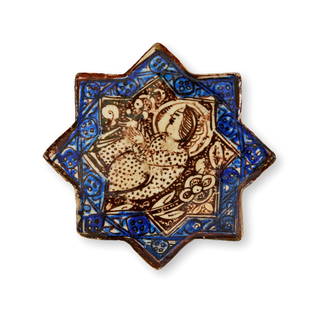 AN ILKHANID GLAZED POTTERY STAR TILE, PERSIA, 13TH - 14TH CENTURY: AN ILKHANID GLAZED POTTERY STAR TILE DEPICTS A SEATED FIGURE, PERSIA, 13TH - 14TH CENTURY L: 12cm 
