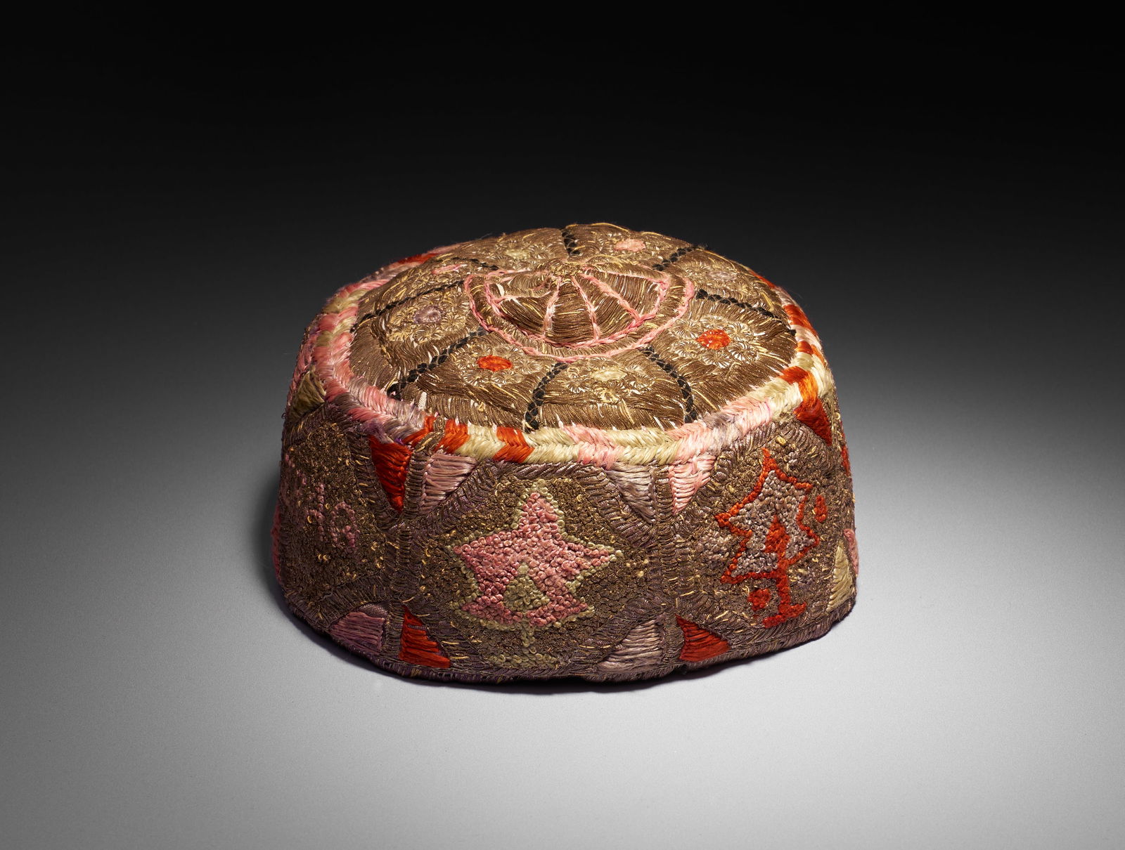 AN EMBROIDERED SUFI HAT, NORTH OF IRAQ, ERBIL, 20TH CENTURY: AN EMBROIDERED SUFI HAT, NORTH OF IRAQ, ERBIL, 20TH CENTURY Diameter: 18cm 