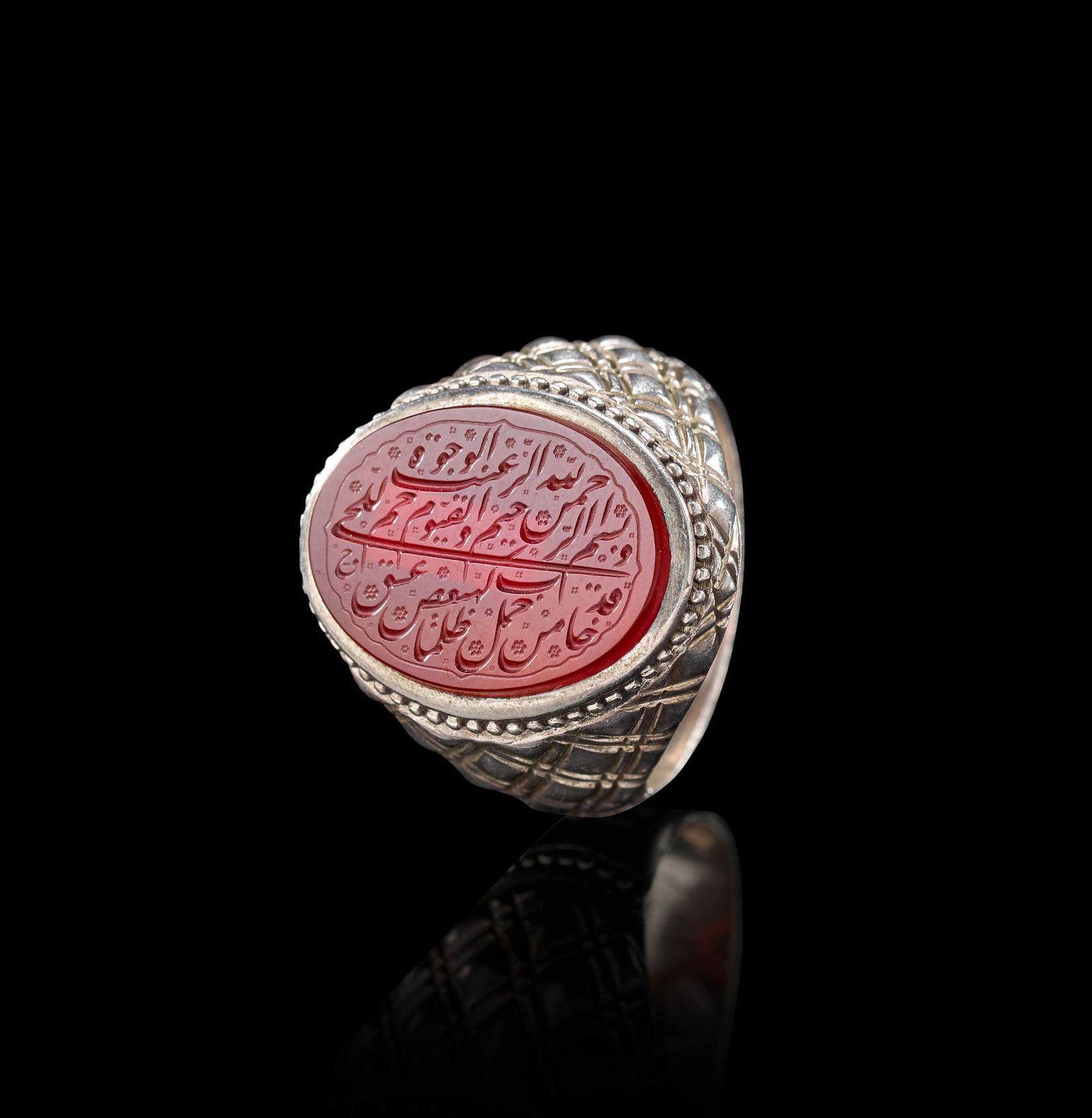 AN INSCRIBED ISLAMIC AGATE IN A SILVER RING (1 of 3)