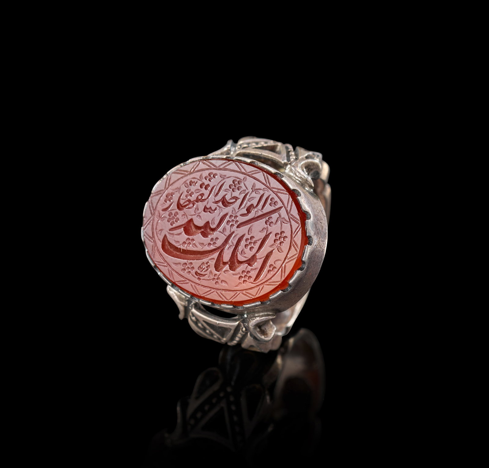 AN INSCRIBED ISLAMIC AGATE IN A SILVER RING (1 of 4)