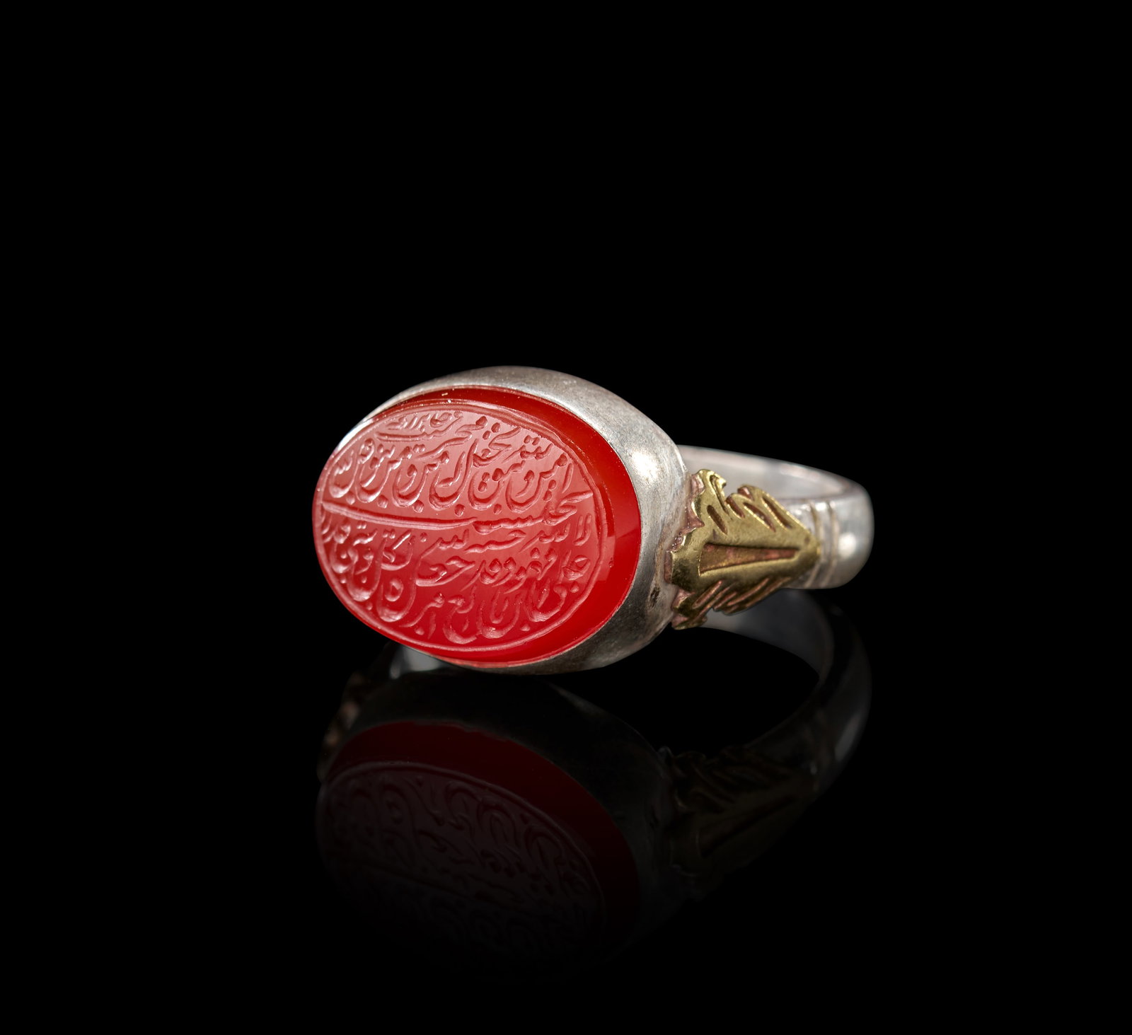 AN INSCRIBED ISLAMIC AGATE IN A SILVER RING (1 of 3)