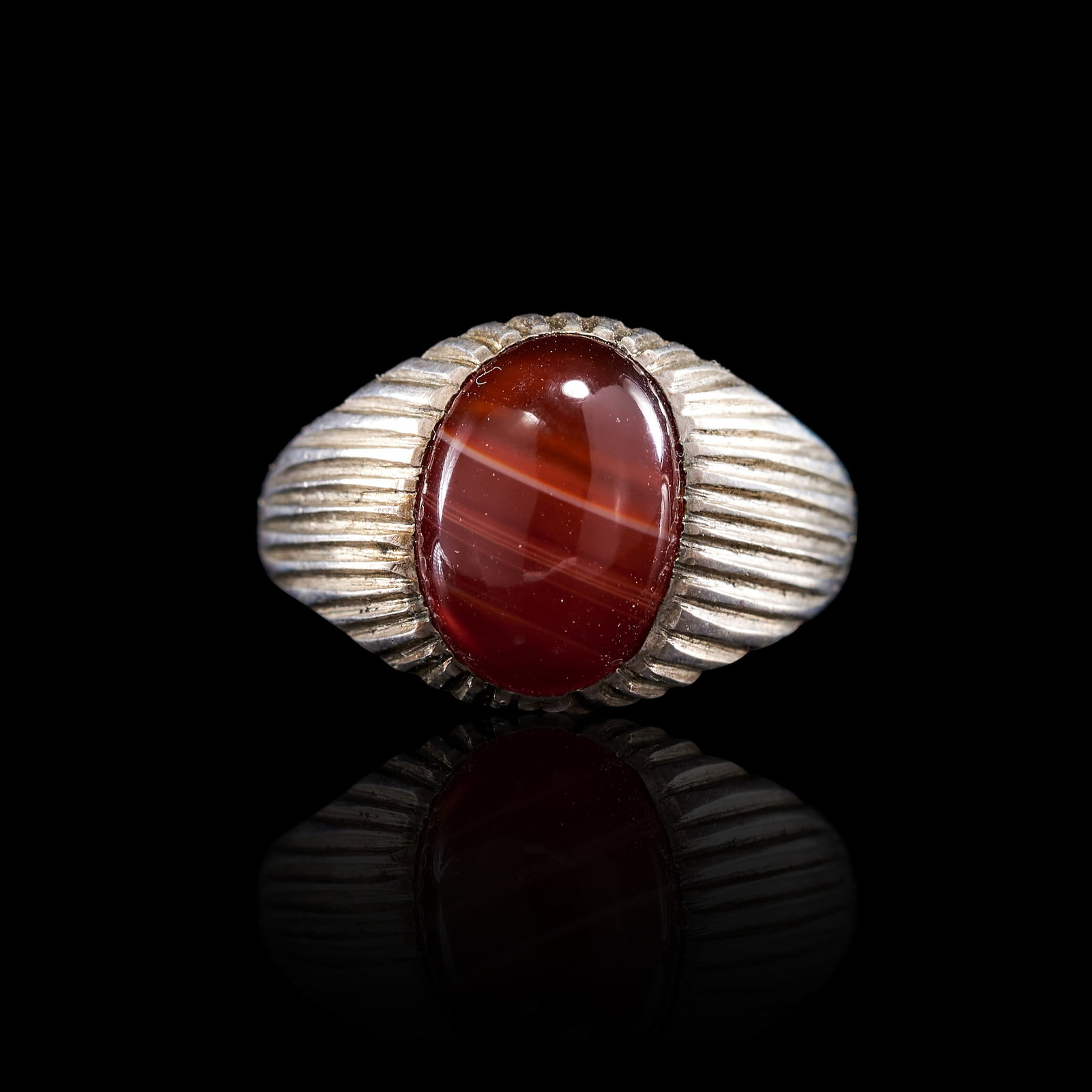A YEMENI RED AQEEQ AGATE SILVER ISLAMIC RING (1 of 4)