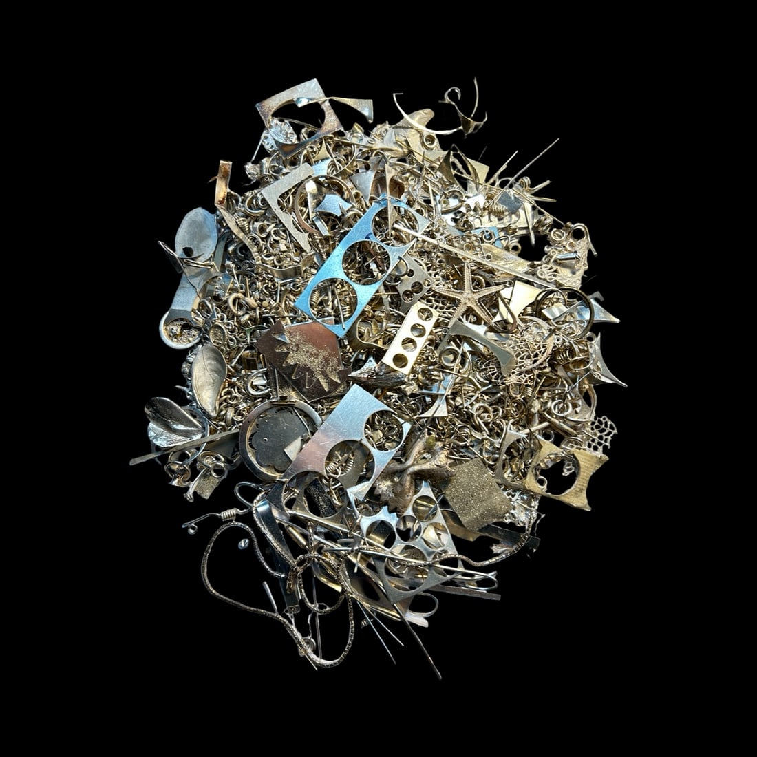 MIXED LOT OF WHITE METAL OFFCUTS, WORKINGS AND FINDINGS.: Sold as seen. Gross weight: 586g APPROX Condition: Effectively for unrefined scrap Provenance: From the workshop of the Late Rachael Whitteridge. Rachael was a silversmith lived in the UK and