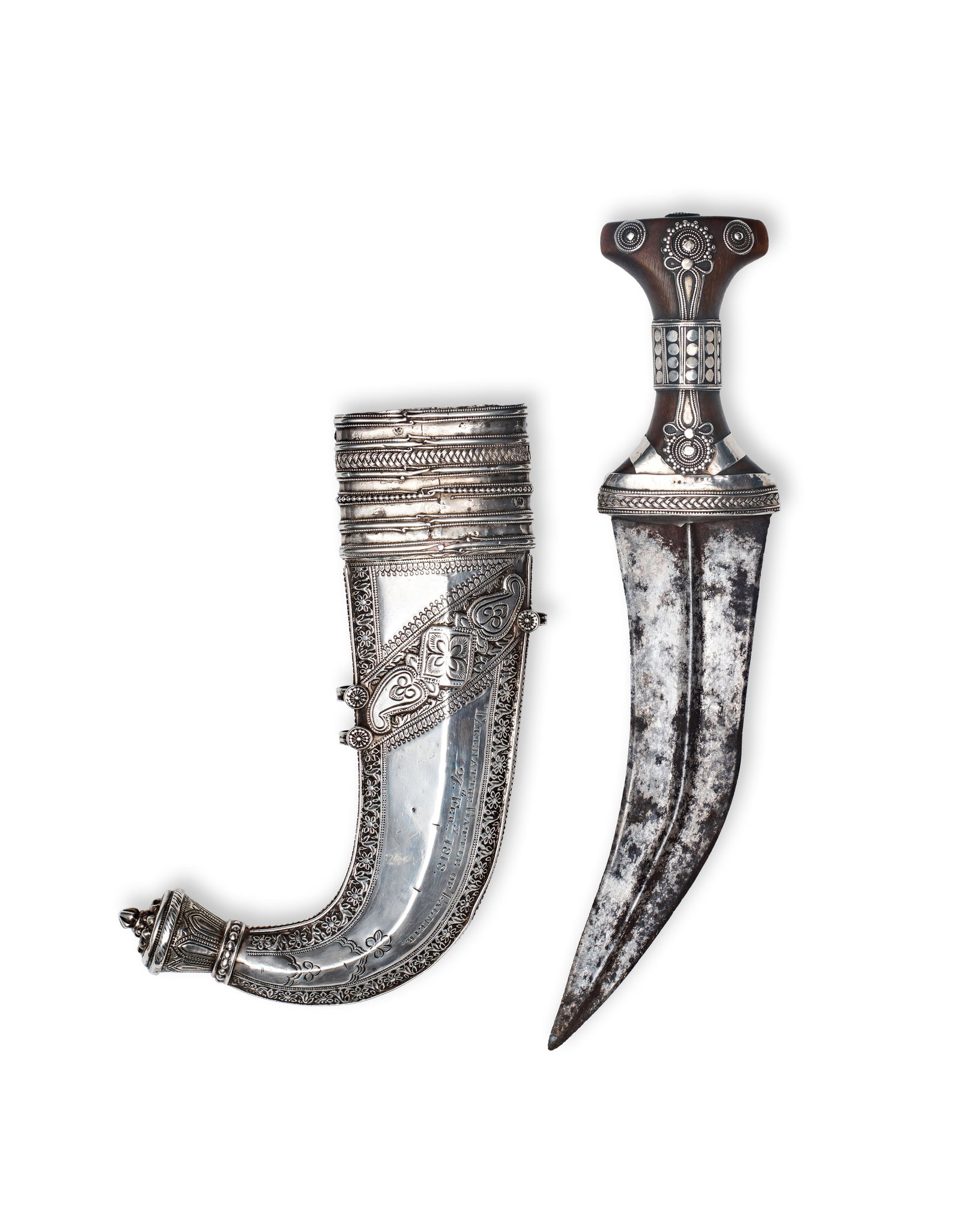 A RARE INSCRIBED SAUDI ARAB JAMBIYA DAGGER AND SCABBARD TAKEN AT THE BATTLE OF TALNEIR 1818 (1 of 6)