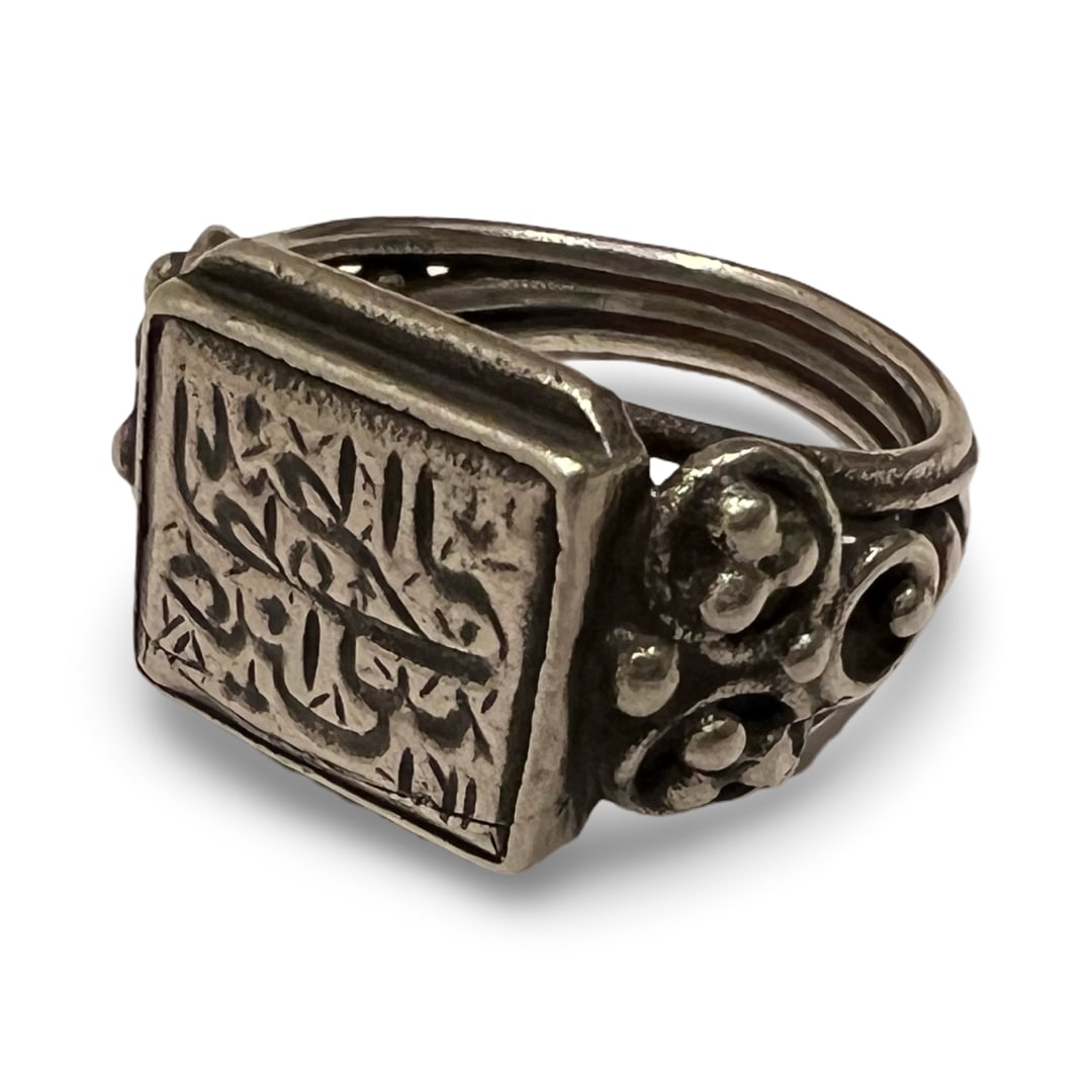 AN OTTOMAN STYLE SILVER ARABIC SCRIPT SEAL RING (1 of 3)