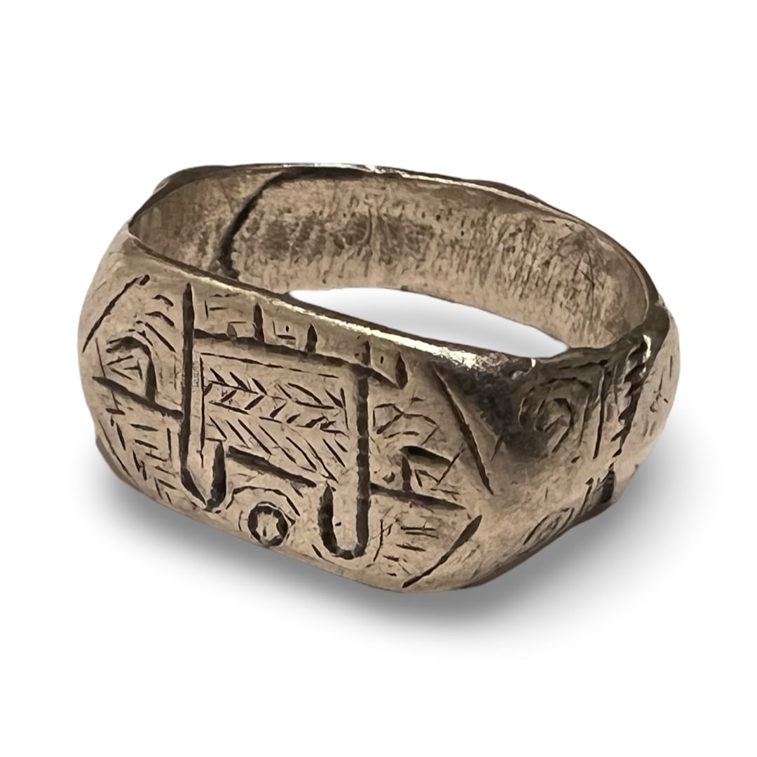 AN INCISED ISLAMIC SILVER SIGNET BAND RING (1 of 3)