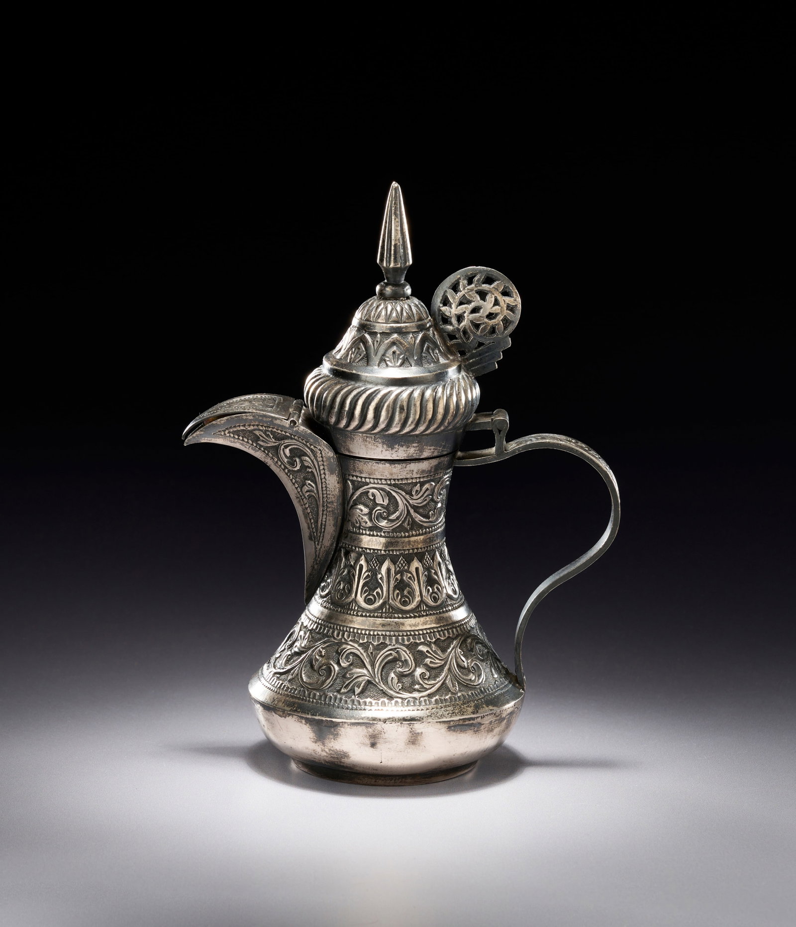 A SILVER ARABIC COFFEE POT DALLA, 20TH CENTURY (1 of 10)