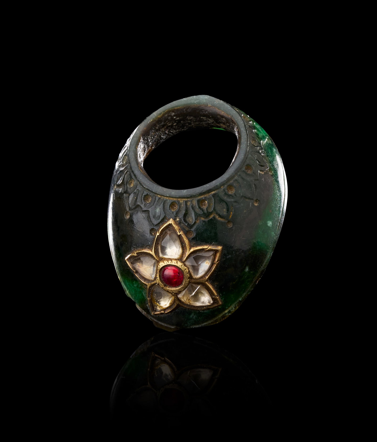 AN INDIAN MUGHAL KUNDAN-SET GREEN STONE ARCHER RING, 18TH - 19TH CENTURY (1 of 3)