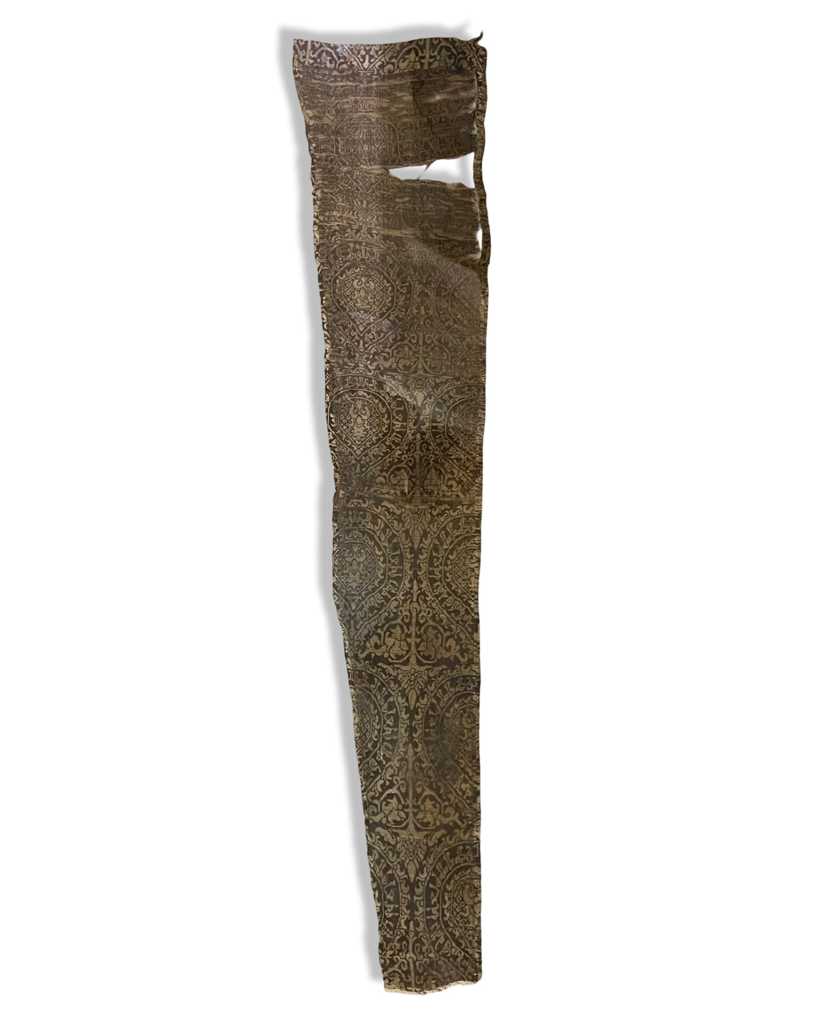 A SELJUK SILK TEXTILE FRAGMENT WITH KUFIC CALLIGRAPHY AND FLORAL DESIGN, EAST ASIA, 11TH - 12TH: A large vertical fragment of an antique woven silk textile, dating from the 14th or 15th century. The item is manufactured using a lampas technique, creating a light-coloured pattern against a dark br