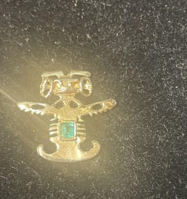 18 KT COLOMBIAN CHARM WITH EMERALD: Abot 3/4 with a total weight 2.4 grams