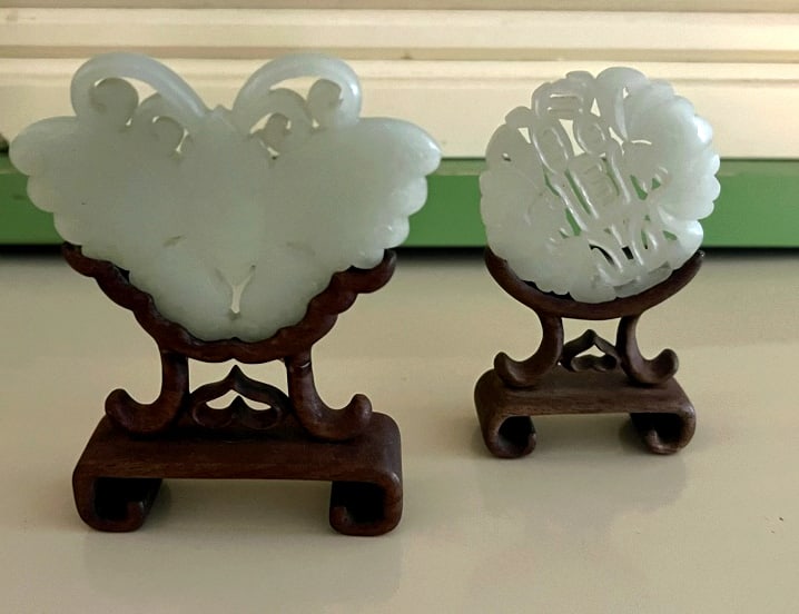2 VINTAGE CHINESE CARVED PIECES OF  JADE (1 of 3)