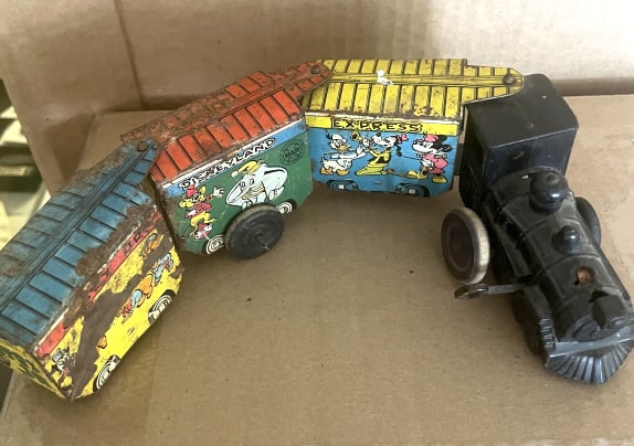 DISNEY MARX TIN TOY TRAIN 4 CARS (1 of 2)