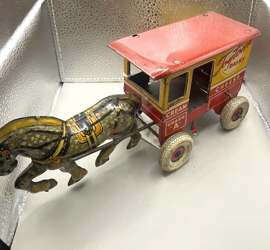MARX TOYTOWN DAIRY WAGON & HORSE TIN WINDUP (1 of 3)
