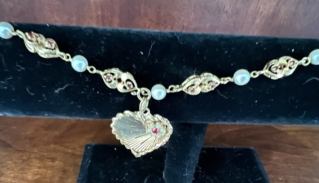 GORGEOUS HEAVY 14KT YELLOW GOLD CHARM BRACELET (1 of 3)