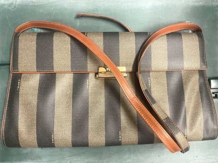 FENDI LIKE NEW PENGUIN SHOULDER BAG NEVER USED (1 of 4)