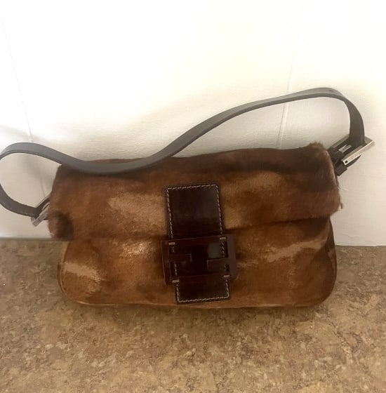 A FENDI VINTAGE FUR SHOULDER BAG (1 of 4)