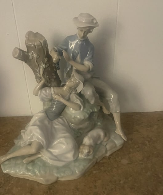 LLADRO  4662 ROMANTIC COUPLE  LARGE GLOSS FIGURINE (1 of 4)