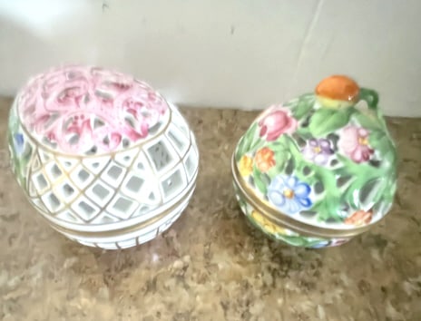 HEREND 2 PORCELAIN RETICULATED COVERED EGG BOXES (1 of 2)