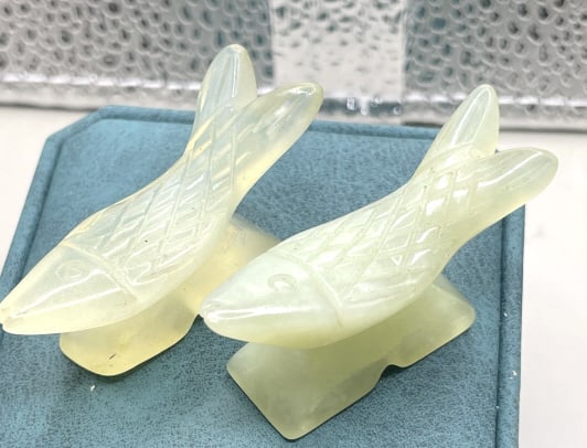 CHINESE ANTIQUE  2 SMALL WHITE JADE FISH HOLDERS (1 of 3)