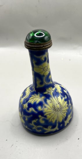 LOT OF 3 ANTIQUE CHINESE SNUFF BOTTLES (1 of 3)