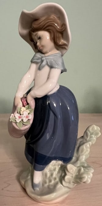 LLADRO GIRL HOLDING BASKET OF FLOWERS: EXCELLENT CONDITION
