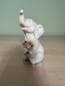 LLADRO PORCELAIN  LUCKY IN LOVE ELEPHANT WITH FLORAL BOUQUET