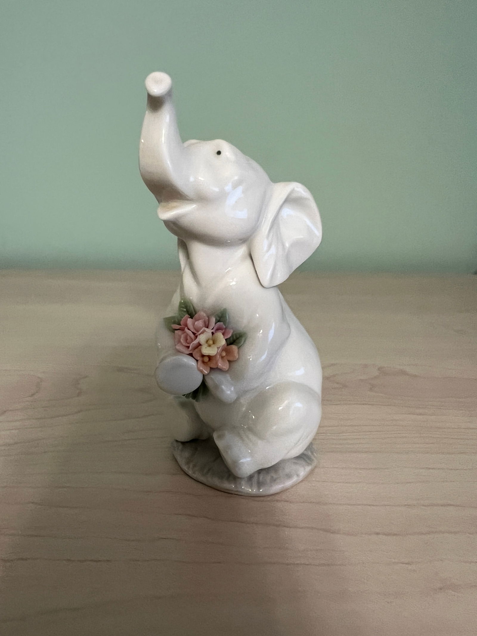 LLADRO PORCELAIN  LUCKY IN LOVE ELEPHANT WITH FLORAL BOUQUET (1 of 3)
