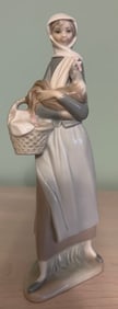 LLADRO  GIRL WITH HEN
