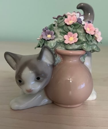 LLADRO SECRET SPOT CAT WITH FLOWERS: EXCELLENT CONDITION