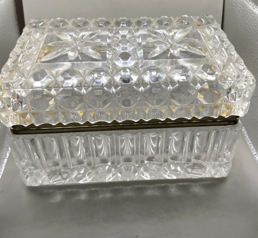 LARGE CUT GLASS CRYSTAL  COVERED  DRESSER CASKET (1 of 2)