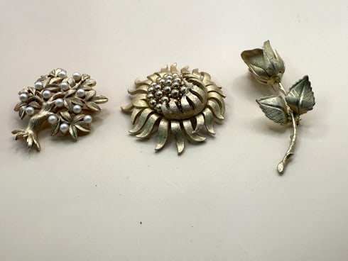 3 VINTAGE GOLD TONE COSTUME PIECES TRIFARI GIOVANI: 2 PIECES SIGNED, ALLMINT