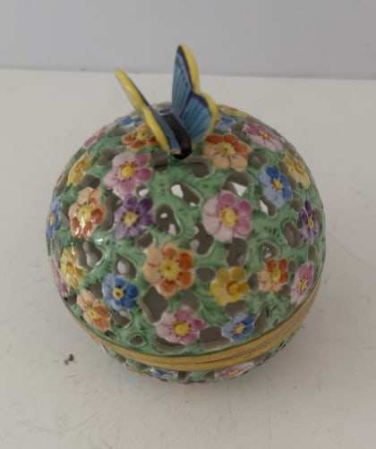 HEREND PORCELANI MULTI COLORED RETICULATED BOX (1 of 3)