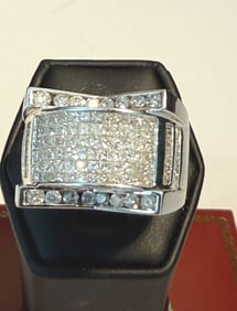 MAGNIFICENT GENTS 3CT DIAMOND AND GOLD RING