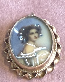 ANTIQUE HAND PAINTED PORTRAIT PENDANT 14KT Y.GOLD
