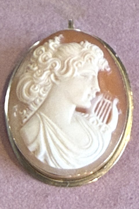 LARGE 14KT Y.G SHELL CAMEO PENDANT, WOMAN WITH LYR: About 1 1/4" oval, features a classical woman playing the lyre, total weight 3.4 dwt