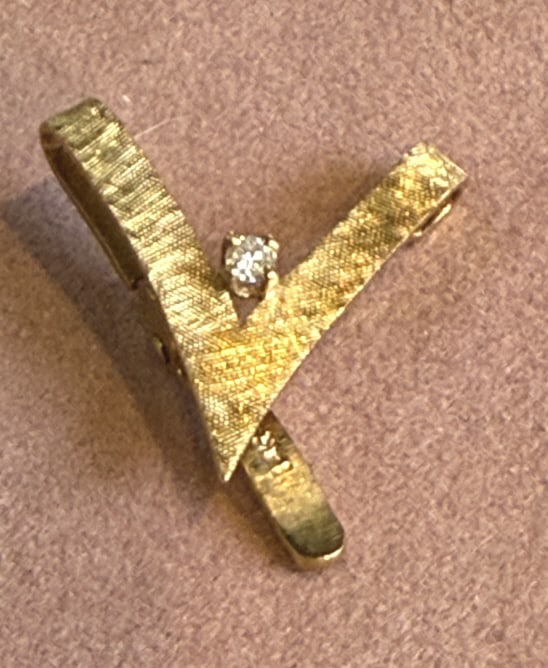 14 KT YELLOW GOLD V SHAPED TIE PIN WITH DIAMOND: Small center round diamond, 1/2" in length, total weight 1.2 dwt