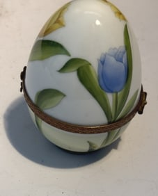 LOVELY SIGNED LIMOGES PORCELAIN EGG PILL BOX