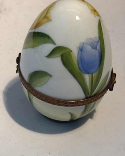 LOVELY SIGNED LIMOGES PORCELAIN EGG PILL BOX (1 of 3)