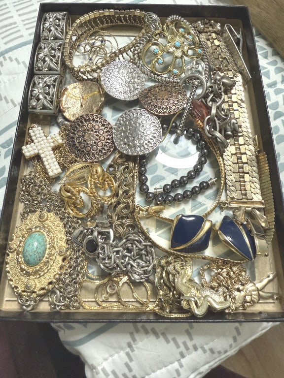 LARGE LOT OF GOLD AND SILVER TONE COSTUME JEWELRY: most vintage
