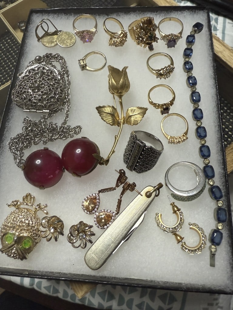 TRAY LOT OF COSTUME JEWELRY (1 of 3)