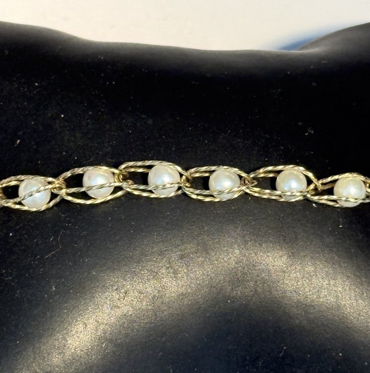 VINTAGE 14 KT YELLOW GOLD LINK BRACELET PEARLS: 7 1/2" IN LENGTH, WITH 18 mm pearls of equal size, in excellent condition, marked 14kt italy, total weight 4.1 dwt