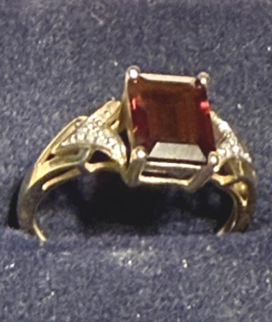 VINTAGE 14KT YELLOW GOLD GARNET & DIAMOND RING (1 of 3)