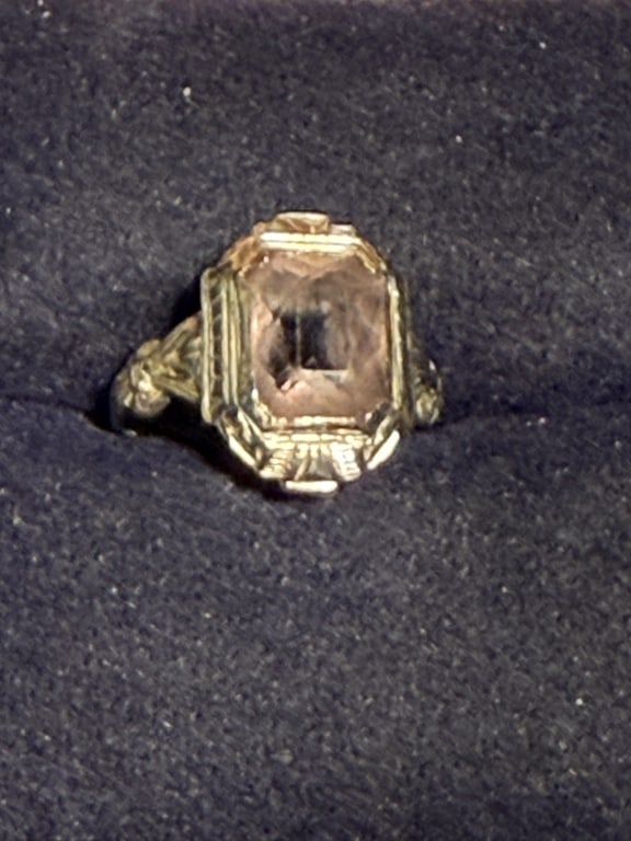 ANTIQUE 14KT WHITE GOLD LIGHT AMETHYST RING: Size 5, with emerald cut soft colored amethyst stone, total weighrt 1.7 dwt