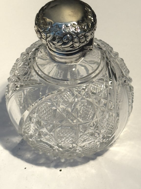 1901 SHEFFIELD CRYSTAL PERFUME BOTTLE (1 of 2)