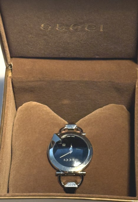 GUCCI CHIODO LADIES STAINLESS WATCH NIB WITH PAPER (1 of 2)