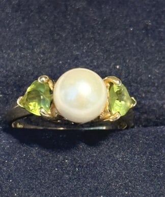 14 KT Y.G.CULTURED PEARL & PERRIDOT RING: Size 5 with trillion cut perridot accents, 4mm cultured pearl center, total weight 2.10 dwt