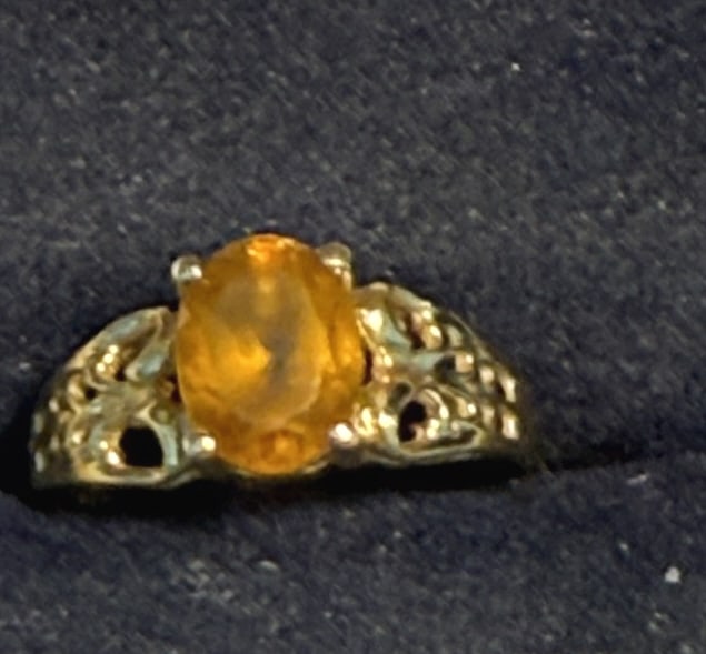 VINTAGE 18KT Y.G. CUSHION CUT CITRINE LADIES RING: Large oval center citrine stone, from a Boca Raton estate, total weight 1.5 dwt