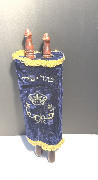 VINTAGE CHILDREN'S SERVICE COMPLETE TORAH SCROLL (1 of 3)