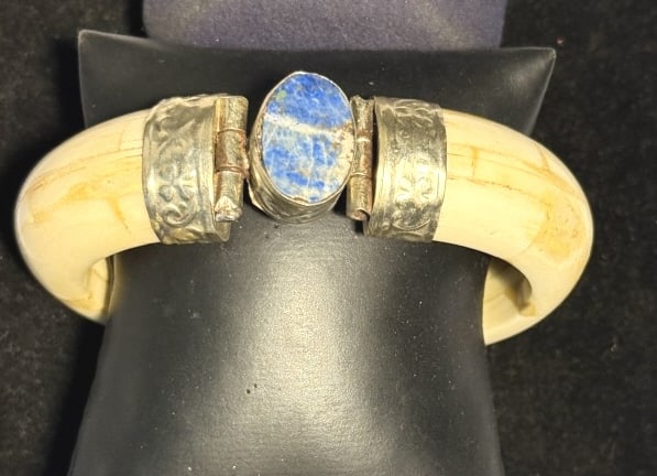 VINTAGE BOVINE HORN HINGED BRACELET, WITH LAPIS (1 of 2)